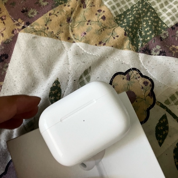 AirPod Pro (2nd Generation) - Picture 3 of 5